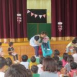 すべり台で登場 IMG_4250_ks