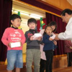 2月誕生会　絵本貸出し　幼虫 020