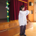 2月誕生会　絵本貸出し　幼虫 009