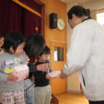 2月誕生会 絵本貸出し 幼虫 022 2月誕生会 絵本貸出し 幼虫 022