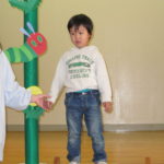 2月誕生会　絵本貸出し　幼虫 014