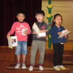 2月誕生会　絵本貸出し　幼虫 023
